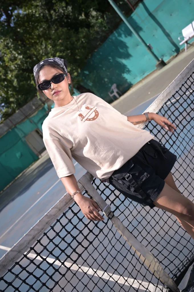 Beige Fenzzicio horseshoe tee on a tennis court